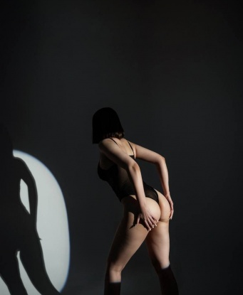 Со мной ты откроешь новые грани удовольствия и релакса. Обладаю опытом, чтобы угодить твоим желаниям и фантазиям. Встретившись со мной, ты поймешь, что я настоящая профессионалка в своем деле. У меня безграничные возможности, и я открыта для экспериментов. Мои сердцеманки клиентов всегда говорят в мою пользу, так что ты можешь быть уверен в моем качестве. Живу в Москве, где создаю незабываемую атмосферу, чтобы погрузиться в мир наслаждения. В моем фотоальбоме найдешь множество улыбок и соблазнительных поз, которые оставят тебя довольным.️ So, заинтриговался? Не медли, свяжись и давай создадим вечер запоминающийся на всю жизнь. 10160, 23 года